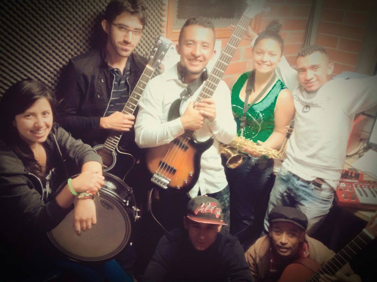 "Contrastes" música de corazón en "A la Calle"
