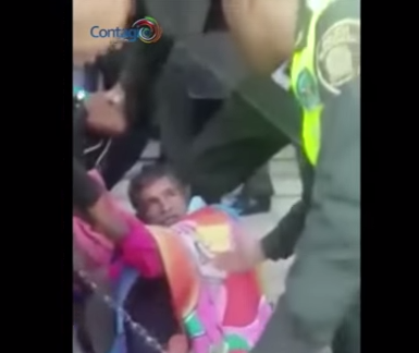 Policía agrede a adulto mayor al protestar contra Hidroituango