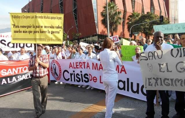 Cuatro heridos deja ataque de ESMAD a movilización por la Salud en Medellín