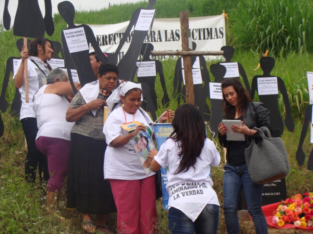 Exigen a Alvaro Uribe respeto por la dignidad de las víctimas de la Comuna 13