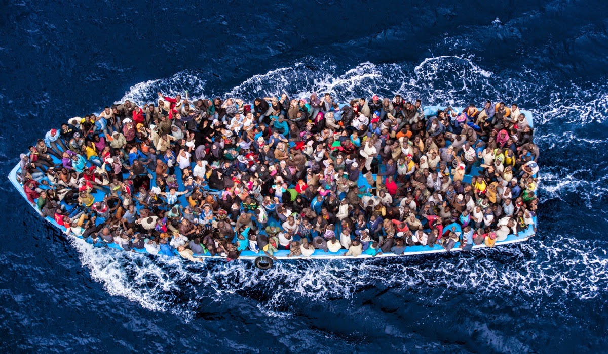 En octubre cerca de 400 inmigrantes perdieron la vida cruzando el Mediterráneo