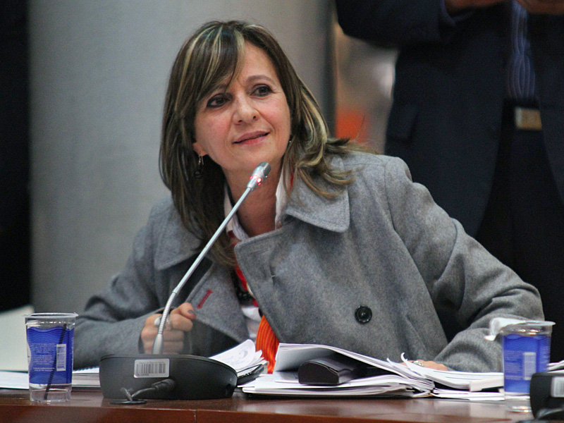 Estoy tranquila ante la denuncia por doble militancia en el CNE: Angela Robledo