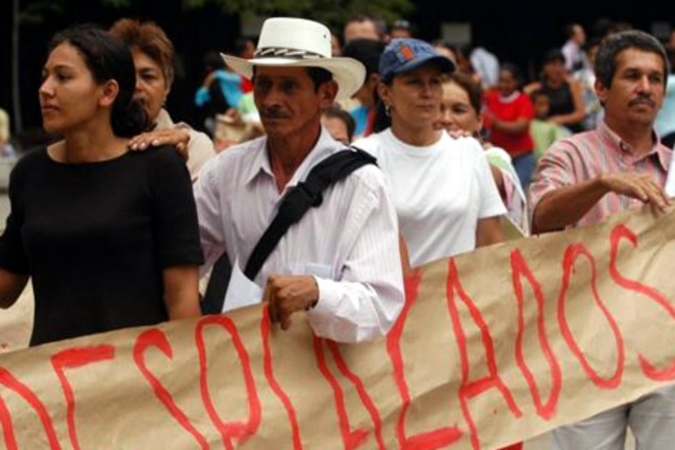 A Enrique Peñalosa le piden no olvidar a las víctimas