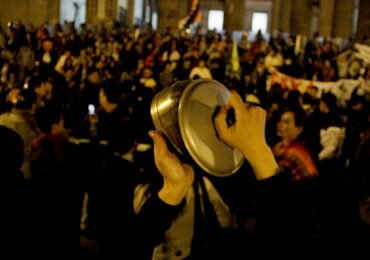 Con 'cacerolazo bailable' ciudadanos se oponen a la venta de la ETB