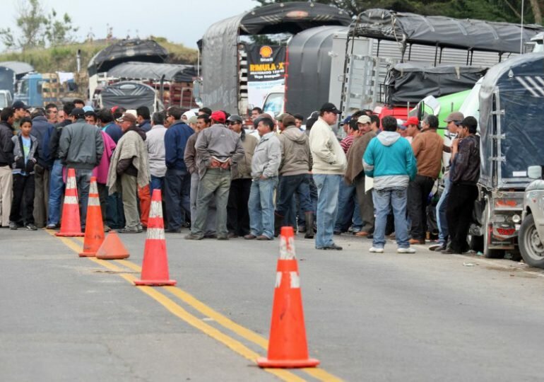 Por lo menos 2 niños heridos por ESMAD en marcha de transportadores