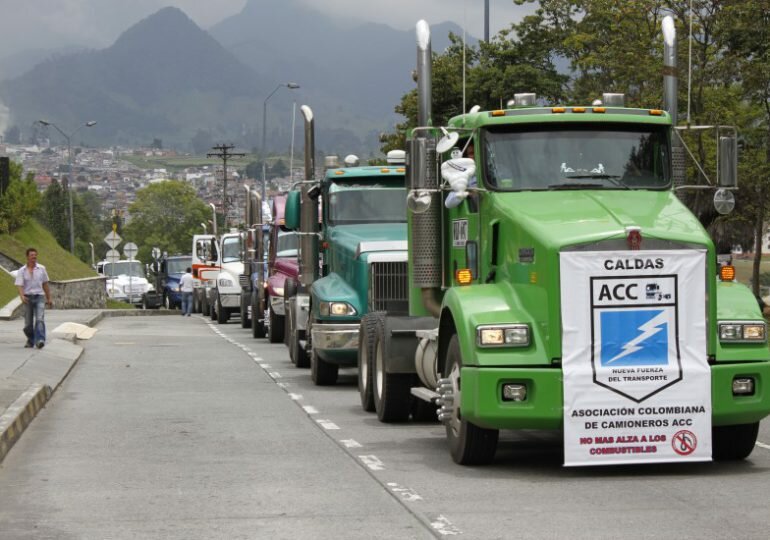 Tras desplante del gobierno contin&uacute;a paro camionero