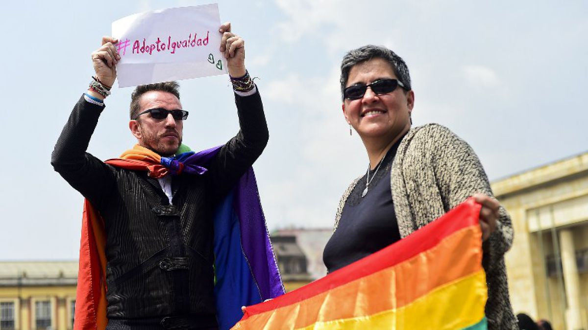 Buscan prohíbir adopción a parejas homosexuales y personas solteras
