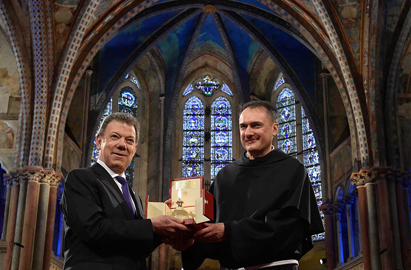 Lámpara de la paz de Francisco de Asís en manos de Santos