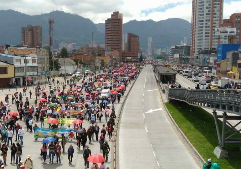 Miles de docentes se movilizan en defensa de la educación