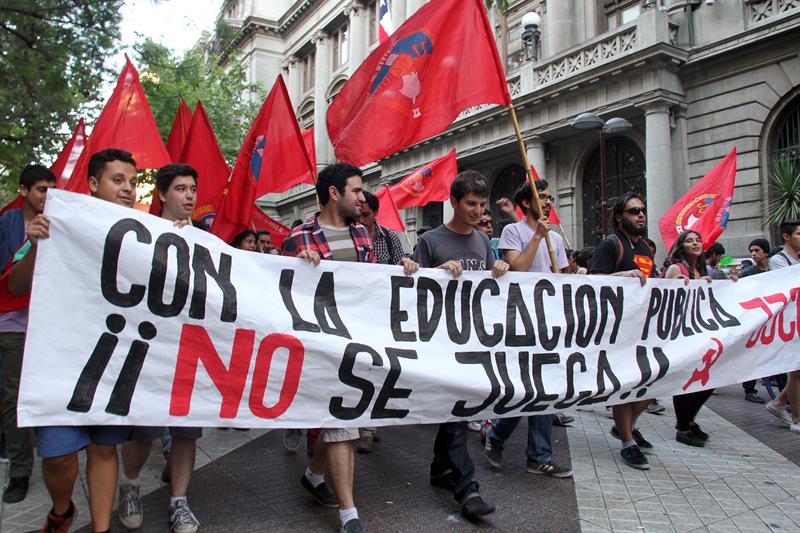 90 mil estudiantes se movilizan contra reforma educativa en Chile
