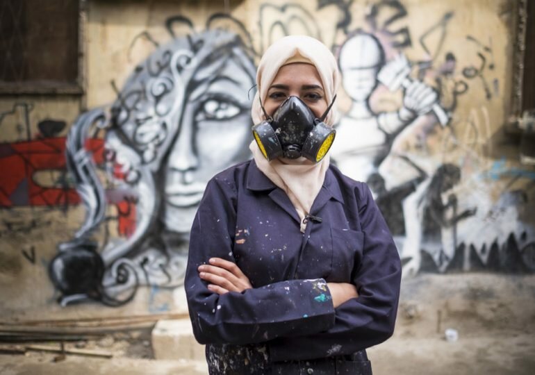 La mujer palestina que con sus grafittis derriba muros
