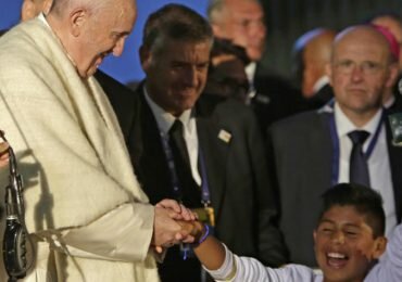 Papa pide a los jóvenes enseñar la cultura del encuentro y el perdón