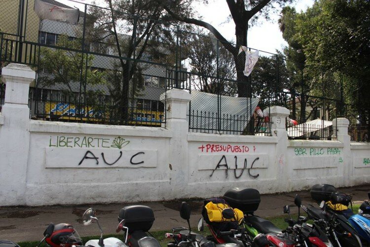 Universidad Pedagógica aparece con graffitis de las AUC