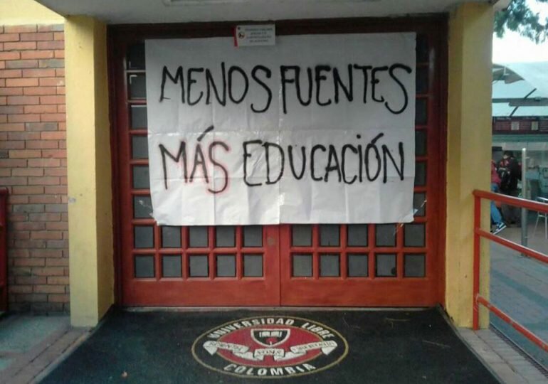 Estudiantes de Universidad Libre en paro por altos costos en matrículas