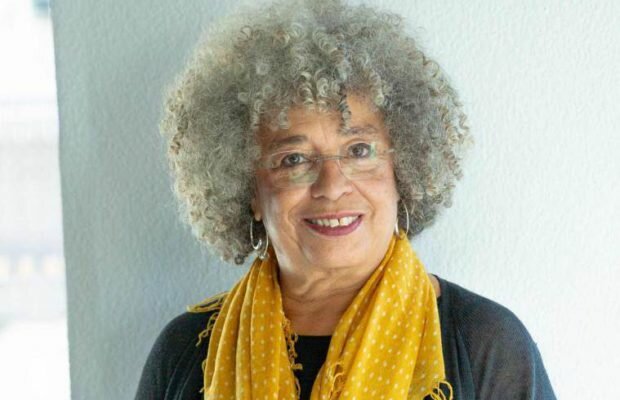 Revocan premio que entregarían a Angela Davis por su apoyo a Palestina