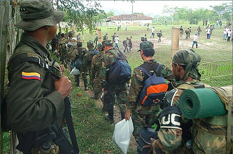 ¿Qué pasó con la Ley 975 y el paramilitarismo en Colombia?
