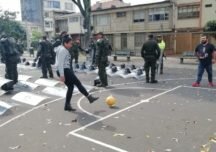 Con fútbol comunidad logra desalojar al ESMAD