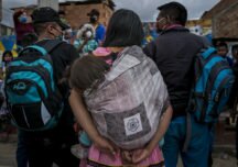 Desplazadas, desalojadas, golpeadas y sin techo permanecen 111 familias embera en Bogotá