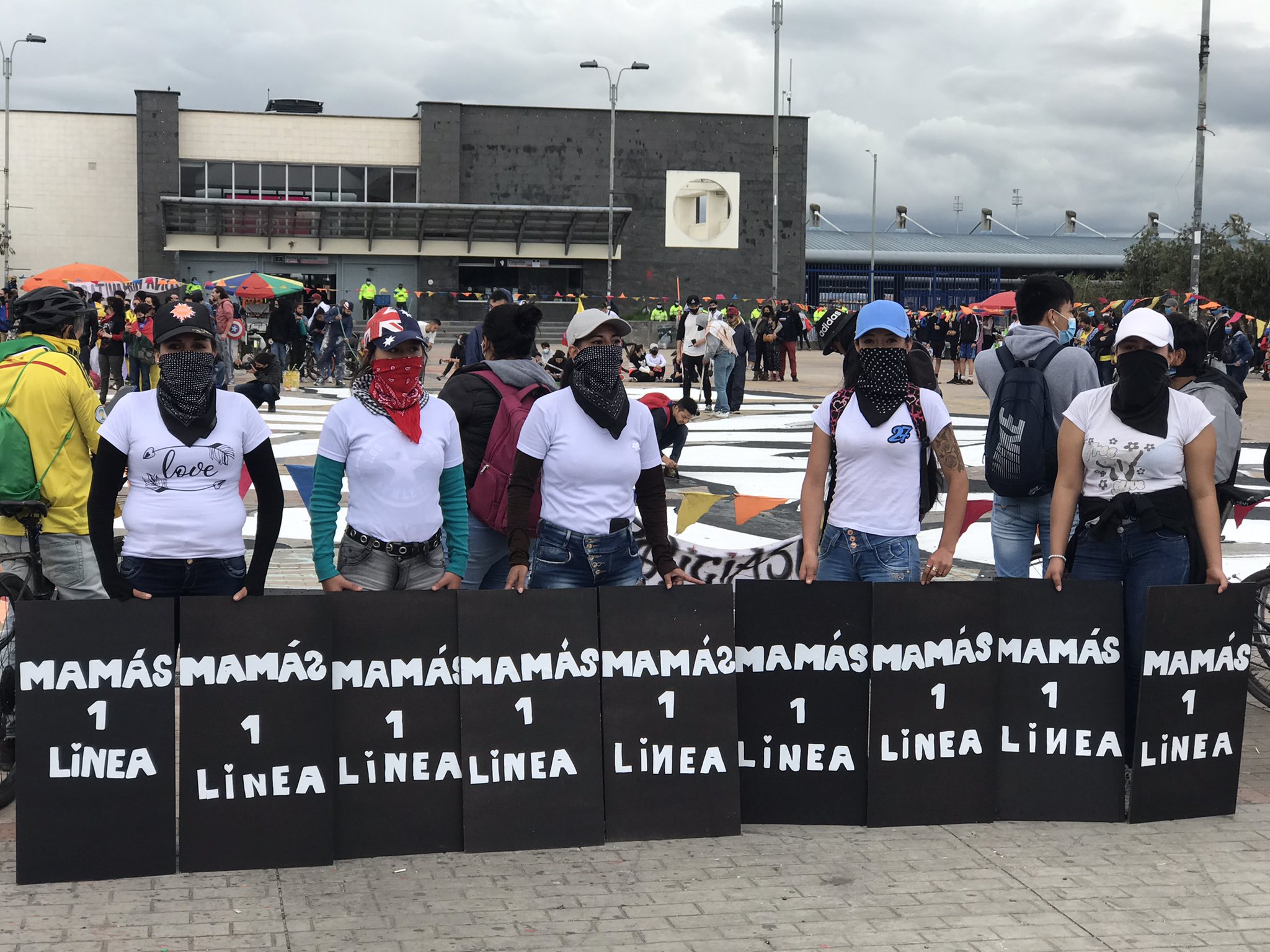 Mamás de primera línea no cedieron ante ataque del ESMAD en 'Portal  Resistencia' – Contagio Radio