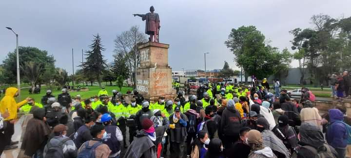 ESMAD atacó indígenas Misak que intentaba derribar estatua de Cristóbal Colón en Bogotá