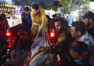 Atentado en el aeropuerto de Kabul deja al menos 60 muertos y más de 100 heridos
