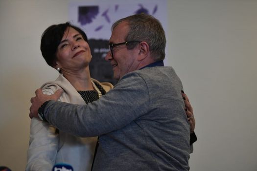 La Reconciliación sí es posible: El abrazo entre Bertha Fríes y Rodrigo Londoño