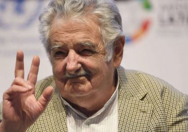 "Cuando se elige presidente no se elige un mago y hay que acompañarlo" Pepe Mujica a campaña Petro Presidente