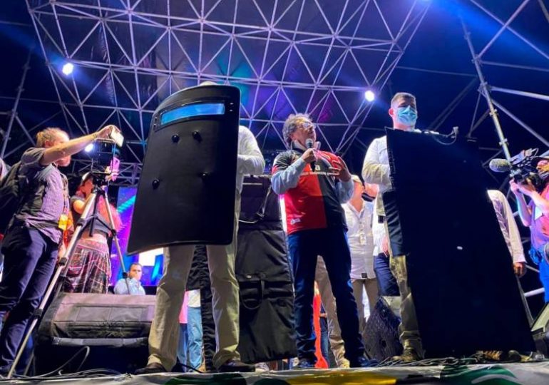 Gustavo Petro volvió a la plaza pública con chaleco y escudos antibalas