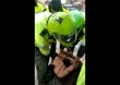 Policía agredió a mujer trans por pintar sobre un mural de Rodolfo Hernández