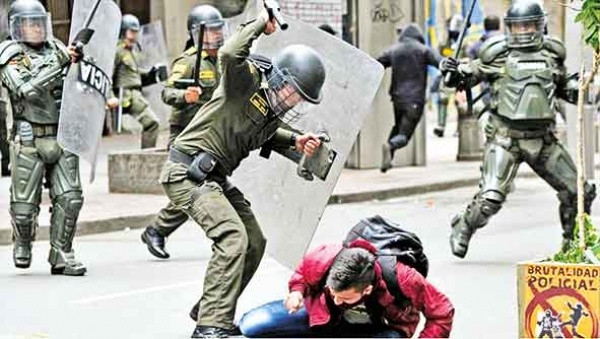 La violencia policial trasciende la protesta y se apropia de la cotidianidad: Camilo Mendoza