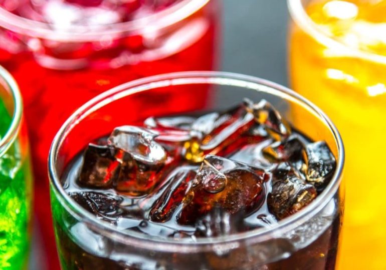 Impuesto a bebidas azucaradas y alimentos ultraprocesados va en la reforma tributaria del nuevo gobierno